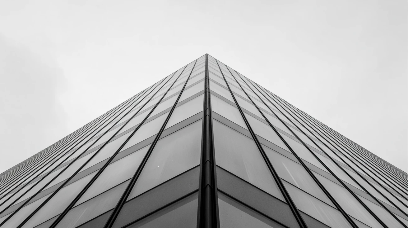 Architecture minimaliste en noir et blanc